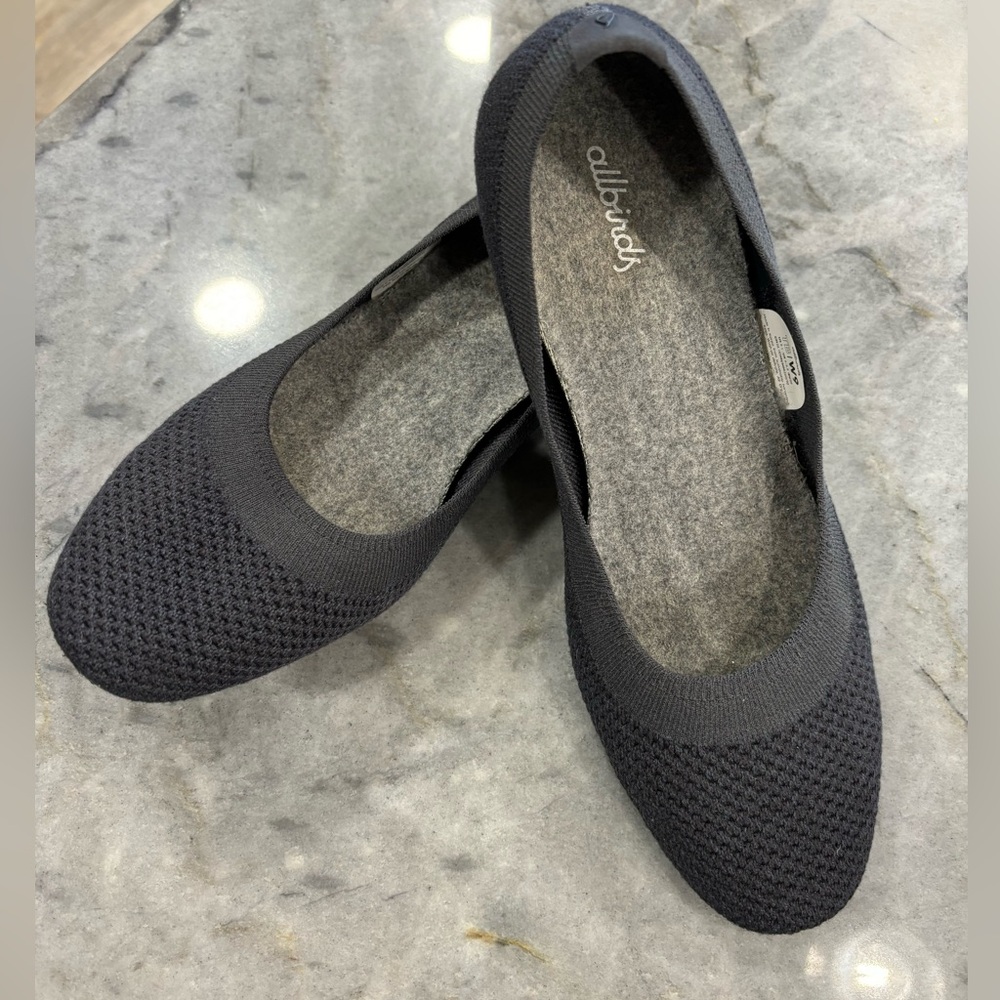 allbirds size 9 navy tree breezers. EUC